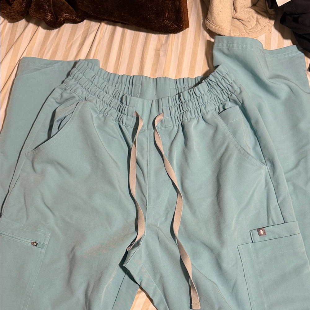 Figs Womens Scrub Set ( top and bottom)